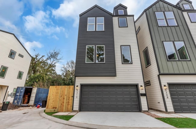 Photo - Sleek & Modern 3/2 in Garden Oaks