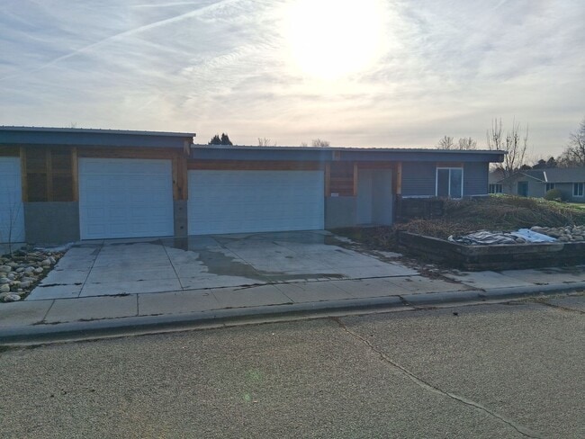 Building Photo - Large duplex with 3 car garage and made for blue collar folks.