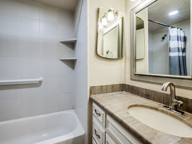 Photo - 6011 Milton St