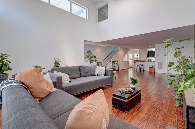 Photo - 2940 Commerce St Condo