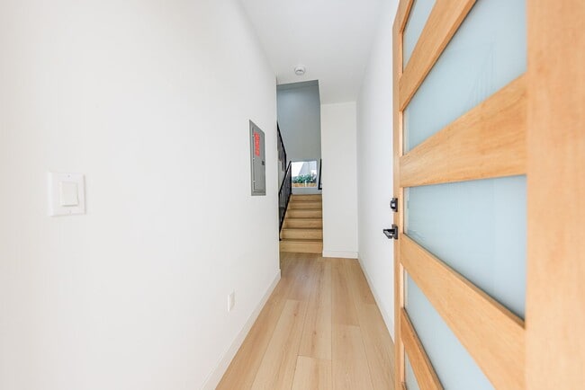 Photo - 2847 S Victoria Ave Unidad 2847 1/2