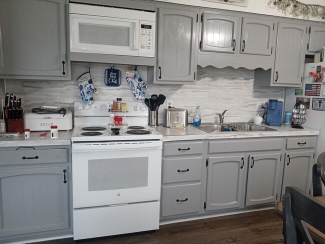 Building Photo - 222-222 E 5th St Rental
