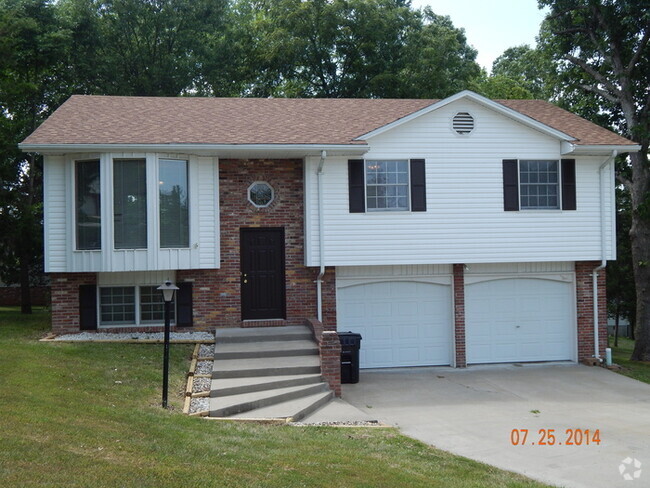 Building Photo - 3 bedroom, 2.75 bath, 2 car garage, family... Rental