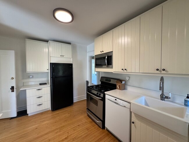 Updated Kitchen gas stove dishwaaher - 878 Ash St