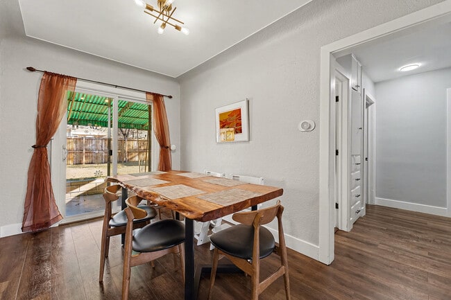 Photo - 3030 Monroe St