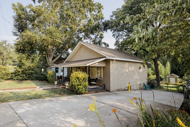 Photo - 209 Mill St