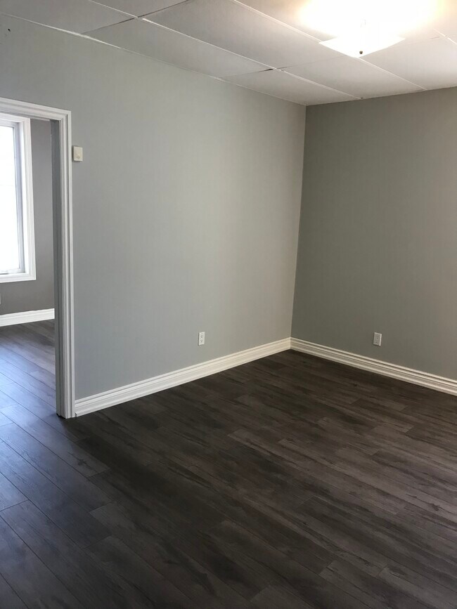 Photo - 356 Ritson Rd S Unit 5