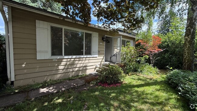 Building Photo - 2 bedroom Charming Home Multnomah Village ...