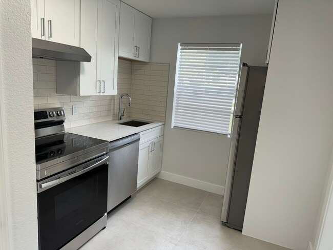Building Photo - Crystal Lake Unit 2300 E Crystal Lake Ave