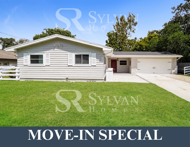 Building Photo - Spacious, Modern Home-style Living.