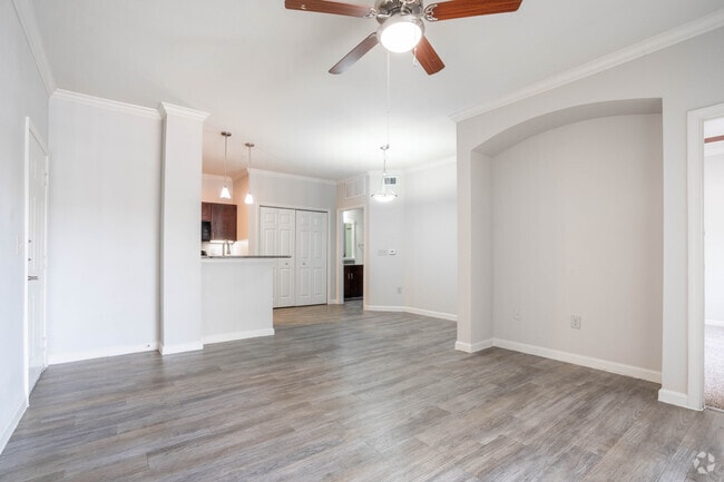 1BR, 1BA - 724SF - Living Room - Oxford at Country Club