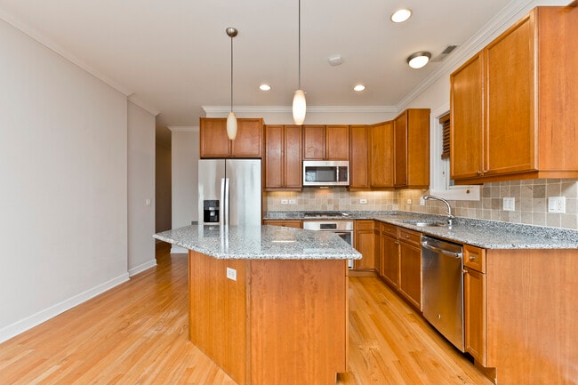 Photo - 622 N May St Unit 2