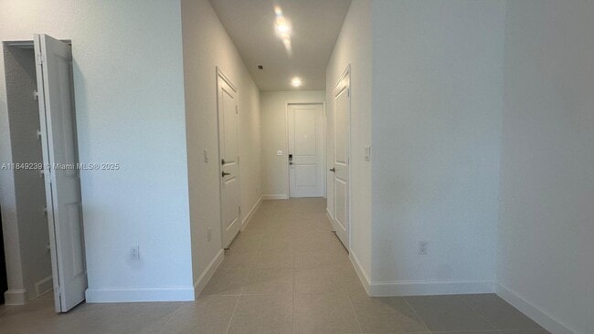 Photo - 553 Rivergrass St