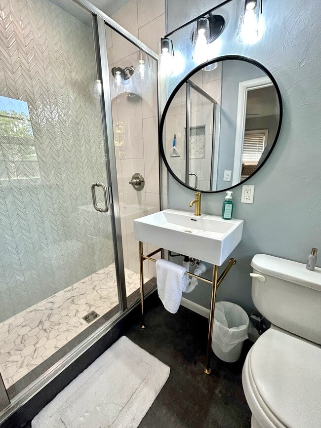 Photo - 810 W Moore Ave