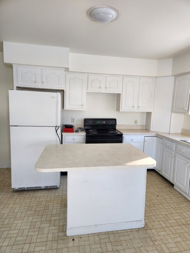 kitcen - 115 Center Rd Unit A