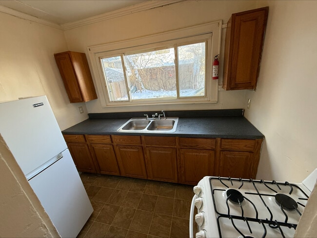 Building Photo - 864 Chalker St Unit 2