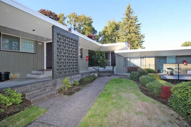 Building Photo - 3200-3236 SW Marigold St