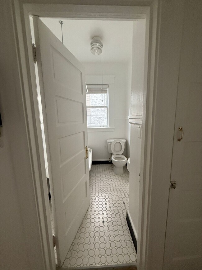 Photo - Cute CORNER 1 BR- high ceilings, clawfoot tub, up to 3 pets! NEW SPECIALS! Unidad 106