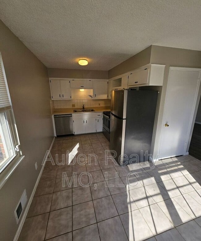 Photo - 1031 SW Kingscross Rd