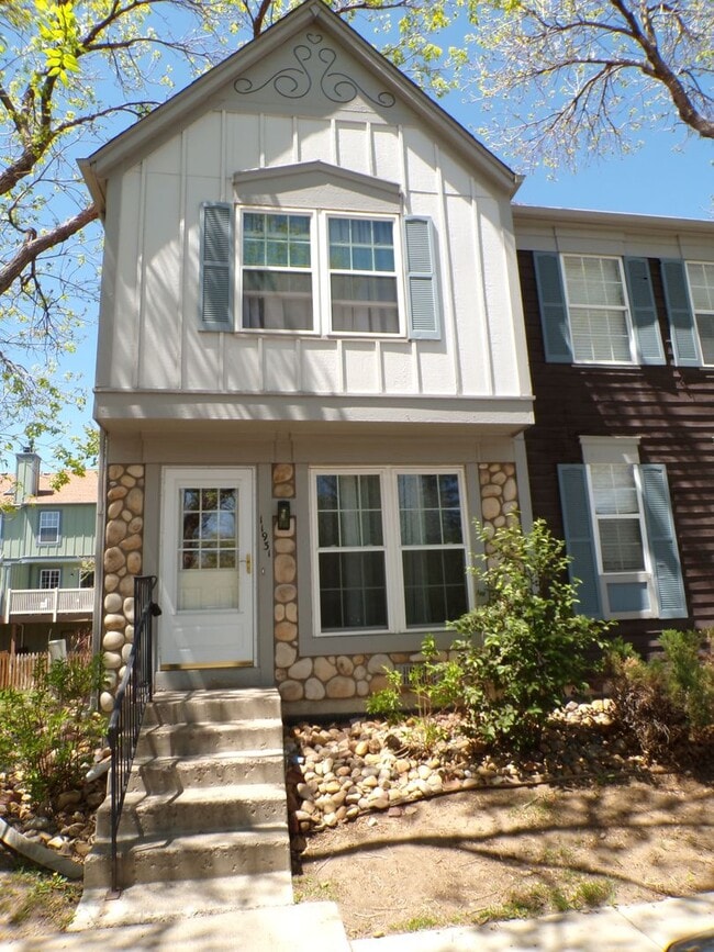 Updated 2 Bed 2.5 Bath Townhome! - Updated 2 Bed 2.5 Bath Townhome!