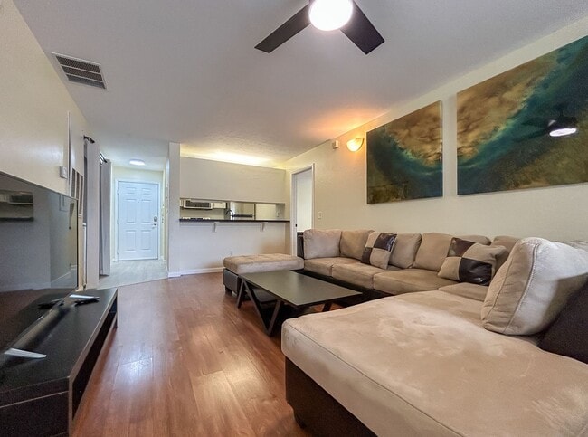 Photo - Beautiful Room for Rent in a 4/4 Unit - Un...