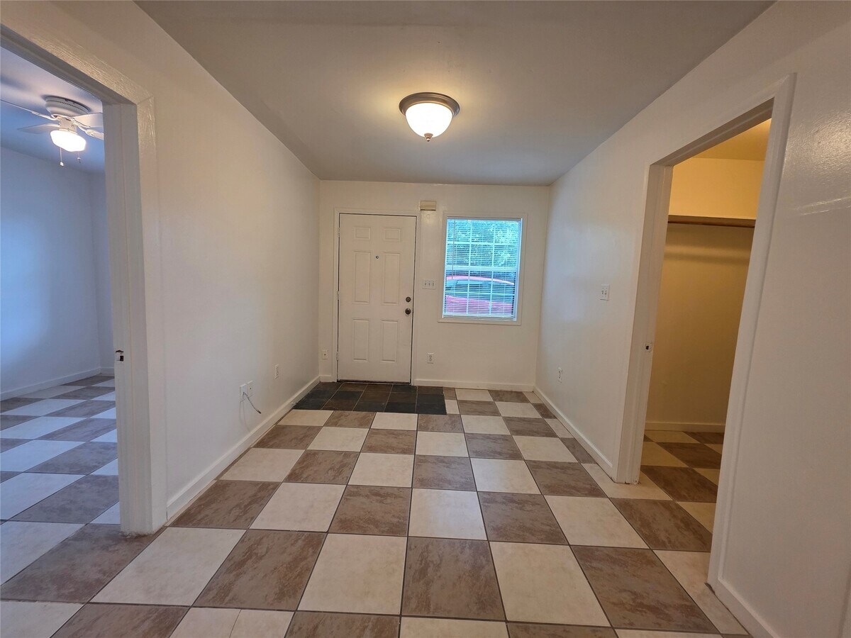 Photo - 207 Bryan St