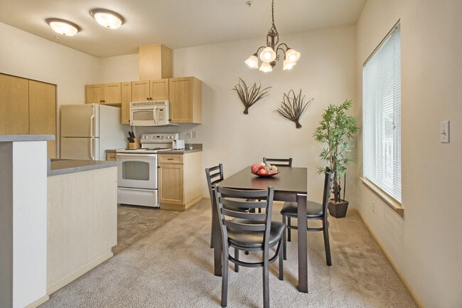 Lincoln: Dining Area - The Madison