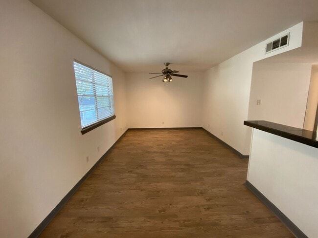 Photo - AVAILABLE: 2 BR-1 BA Hyde Park Condo / Laminate Wood Floors / Close to UT and Downtown