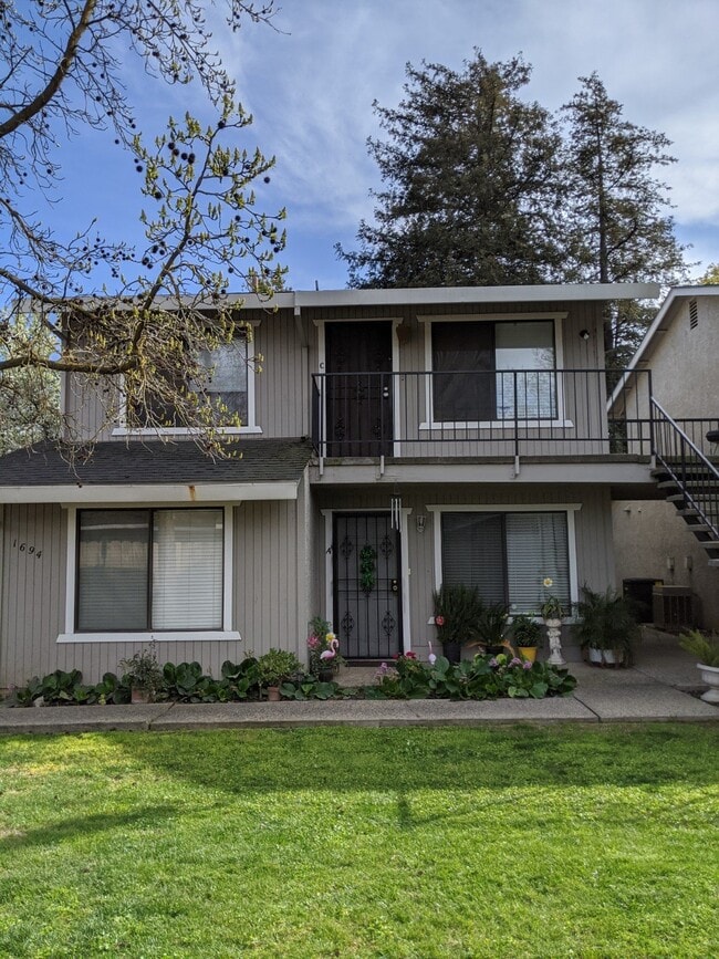 Building Photo - Two bedroom apartment home available now! Apply today! Unit Apt. A