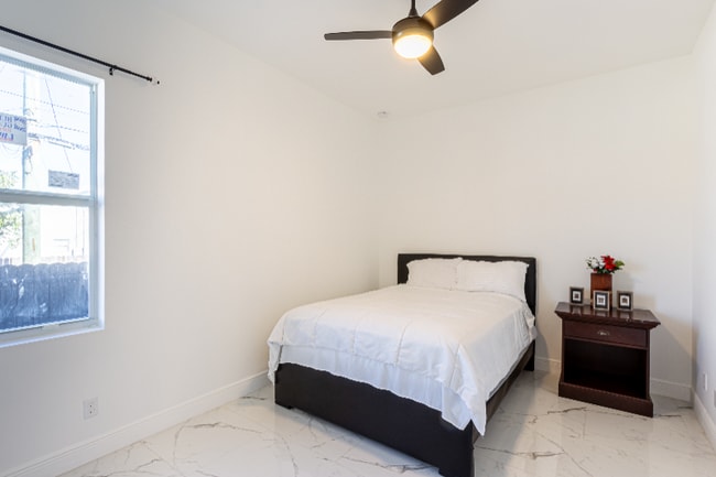 Photo - 2213 Simms St