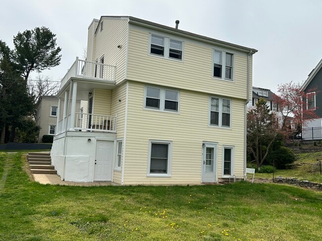 Rear - 505 Hawke St Unit 1