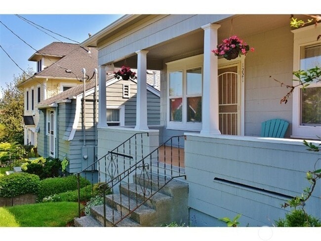 Building Photo - Furnished Top-Floor Duplex in Bremerton | ... Unit A