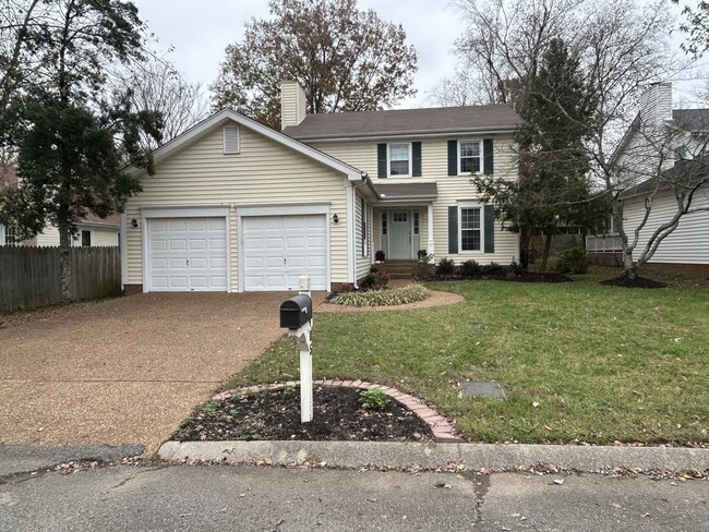 House with 2 car garage and nice size driveway - 405 Windsor Ct Casa