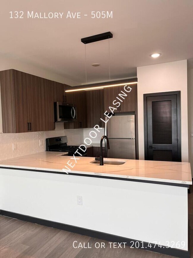 Building Photo - 132 Mallory Ave Unit 505M