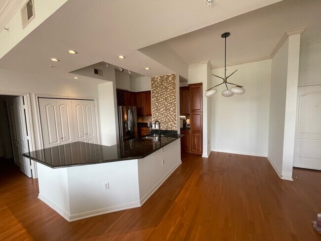 Building Photo - 3225 Turtle Creek Blvd Unit 726 Rental