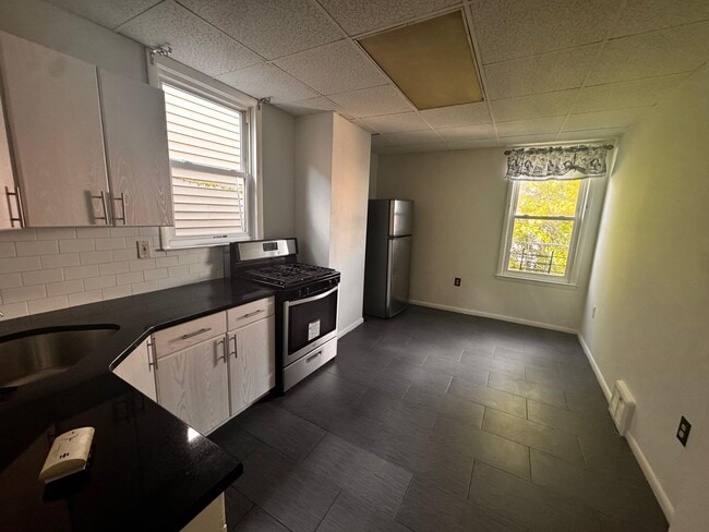 Building Photo - 346 Armstrong Ave Unit 2