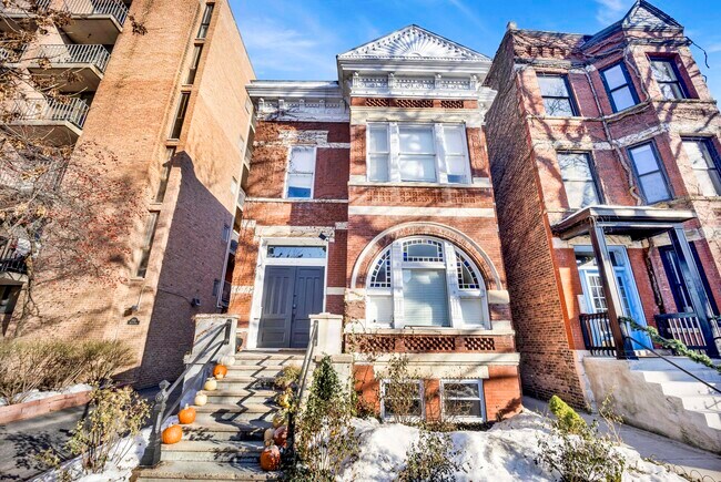 Building Photo - 2329 N Geneva Terrace