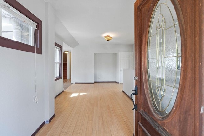 Building Photo - Unique, spacious 4-bdrm/3-bath Craftsman w/ lots of character. Bonus room, near Alberta District!