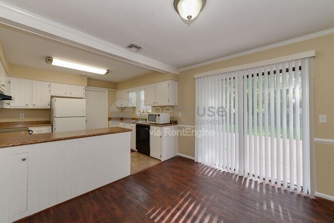 Photo - 290 Sedgefield Ave