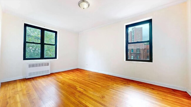 Photo - 4489 Broadway