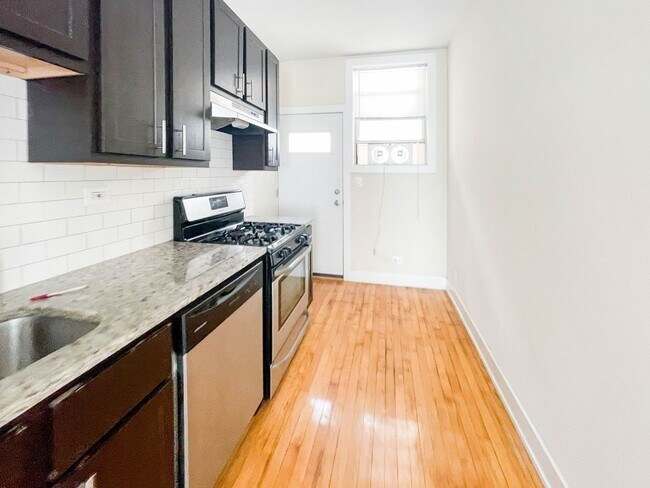 1932 W Winona St