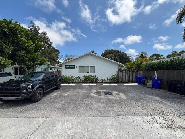 Building Photo - 880 SE 12th St Rental