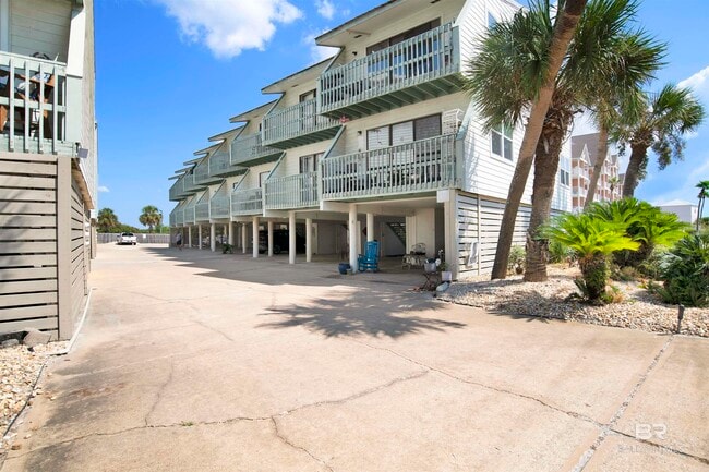 Building Photo - 554 E Beach Blvd