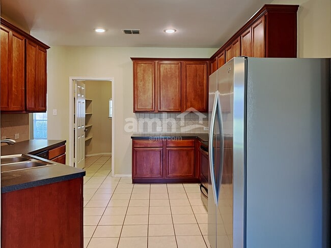 Photo - 1003 Utopia Ln