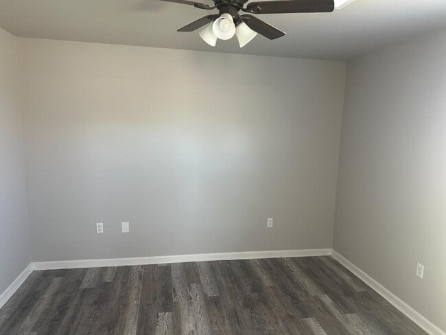 Photo - 302 S Cemetary St