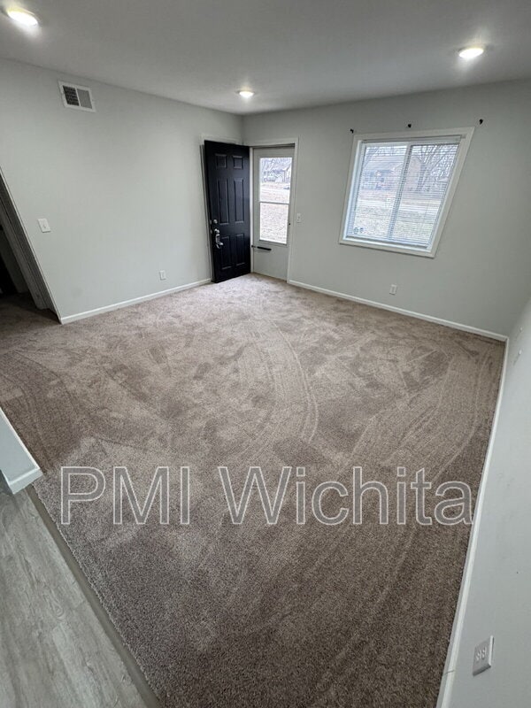 Photo - 422 W Mahoney Dr