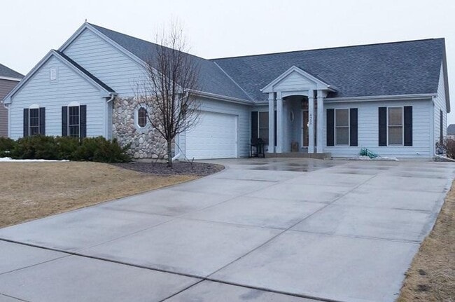 Experience spacious and comfortable living... - Experience spacious and comfortable living... House