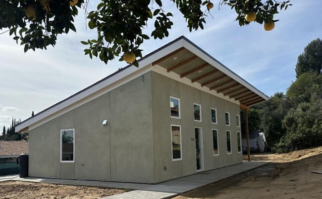 Building Photo - 1853 N Ave 53 - Back Unit