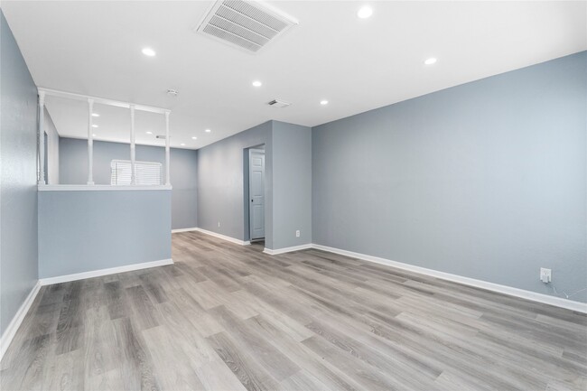 Photo - 5703 Minden St