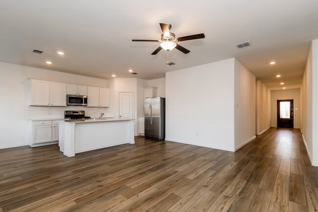 Photo - 1114 Daffodil St